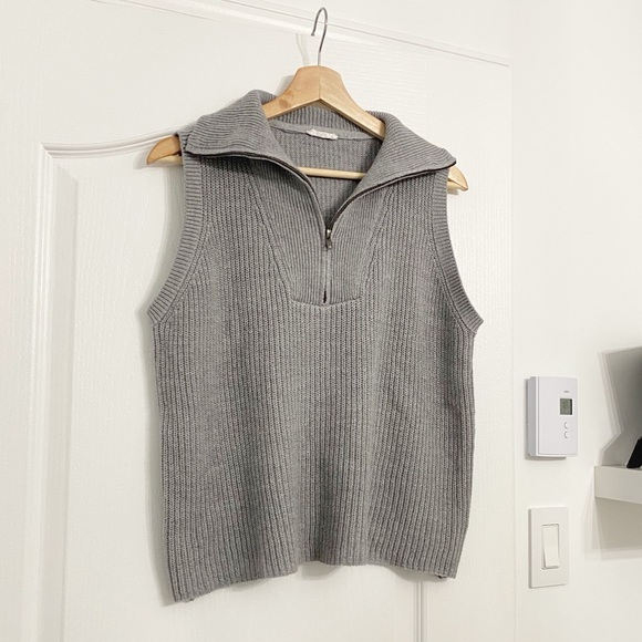 3/30$🤍 ARDENE | Grey knit sleeveless half zip sweater - Picture 3 of 7